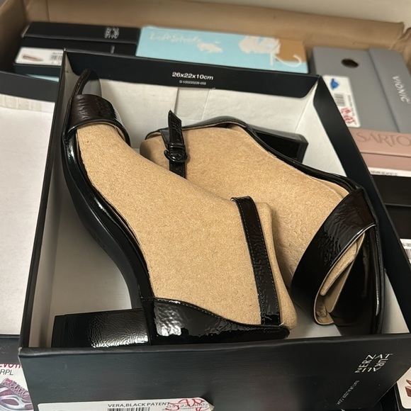 NATURALIZER Vera Ankle Strap Sandals (Wide) - Picture 2 of 16